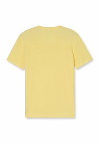 T-shirt gialla a maniche corte con una texture morbida, colletto rotondo e un design semplice e privo di decorazioni. Il tessuto è un materiale leggero e traspirante.