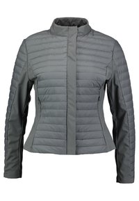 Giacca leggera grigia con colletto alto. Presenta pannelli trapuntati, maniche lunghe e due tasche laterali con zip. Texture liscia e design adattato.