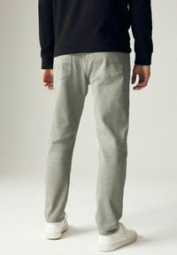 Next REGULAR FIT OVERDYED - Jean droit - sage green