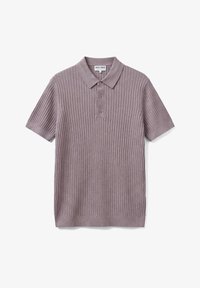 Polo de punto acanalado de manga corta en malva apagado con cuello y tapeta de tres botones, colocado en plano sobre fondo blanco.