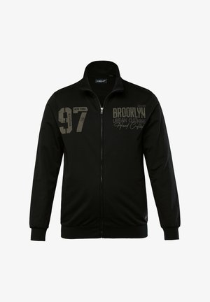 Czarna kurtka zapinana na zamek, wykonana z teksturowanej tkaniny, z nadrukowanymi grafikami "BROOKLYN" i "97" w kontrastowym kolorze z przodu.