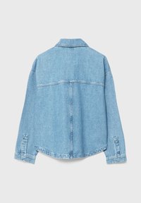 Lichtblauwe spijkerjack met een relaxed fit, puntkraag, lange mouwen en knoopmanchetten. Bevat een schouderstuk ontwerp en naaddetails aan de achterkant.