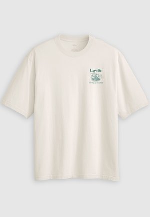 Weißes Baumwoll-T-Shirt mit kurzen Ärmeln und einem grünen Lev's-Logo sowie Text auf der linken Brust. Lockerer Schnitt, glatte Textur.