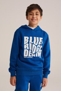 Modra kapuca s puloverjem z grafičnim besedilnim dizajnom spredaj v belem, ki vsebuje "BLUE RIDGE DENIM" in "QUALITY DENIM GOODS." Mehka tkanina, sproščen kroj.