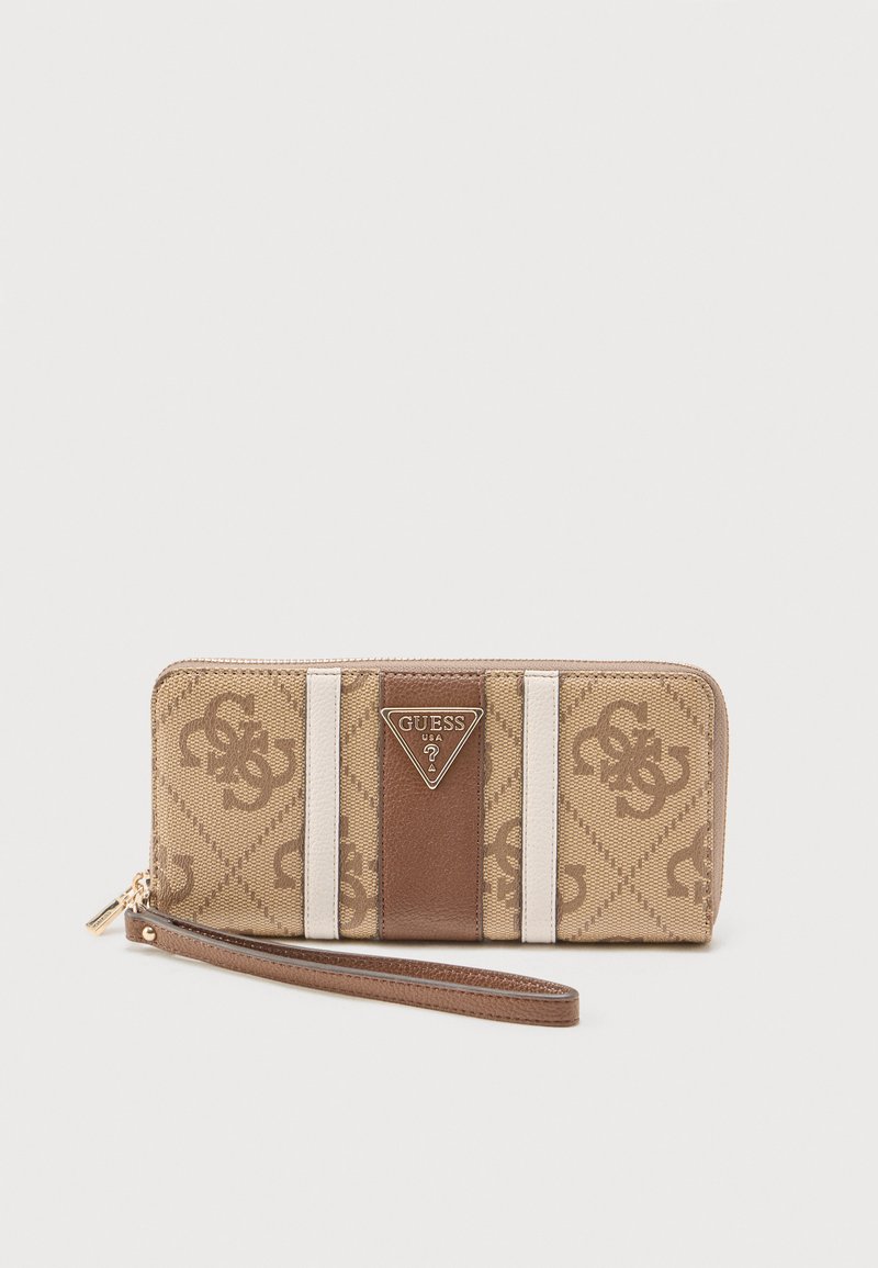 Portefeuille Guess beige et marron avec fermeture éclair tout autour, lanière pour poignet, tissu à logo imprimé et panneau central en cuir avec un badge logo métallique triangulaire.