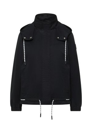 Sort hættejakke med høj krave, frontlynlås dækket af klap, hvide snore ved hætte og kant, lange ærmer med elastiske manchetter.