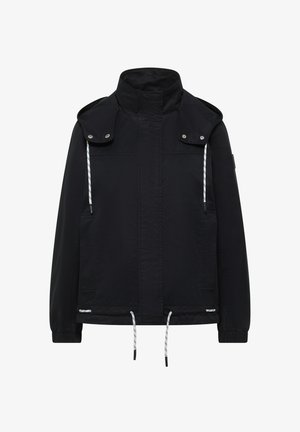 Veste noire à capuche avec col montant, fermeture éclair frontale recouverte d'un rabat, cordons blancs à la capuche et à l'ourlet, manches longues avec poignets élastiques.