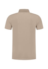 Beige poloshirt met korte mouwen, gemaakt van een gestructureerde stof, met een platte kraag en strakke lijnen. Geen zichtbare merknaam of patronen.