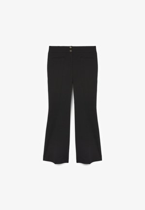 Pantaloni neri eleganti con due bottoni frontali e tasche a filetto con apertura davanti, gambe a taglio dritto, mostrati distesi su uno sfondo bianco.