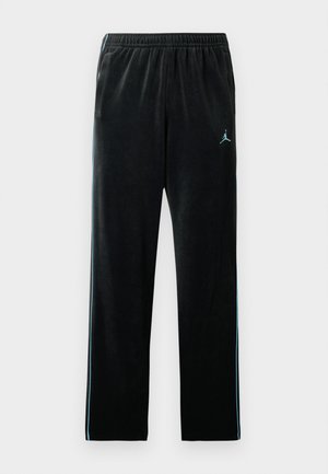 Juodi velūro kelnės su laisvu siluetu, elastinga juosmens juosta ir šviesiai mėlynomis šoninėmis juostomis. Priekyje kairėje blauzdoje yra maža mėlyna logotipo etikėtė.