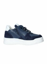 Sneaker blu in pelle e camoscio, con suole in gomma bianca, una cerniera laterale e lacci decorativi neri.