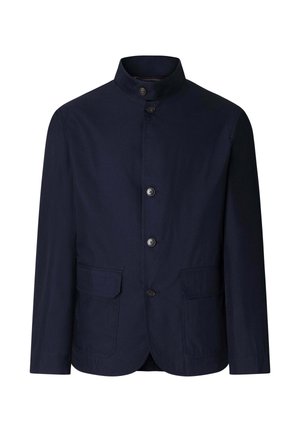 Marineblauwe jas met een opstaande kraag, vier knopen aan de voorkant en twee grote klepzakken ter hoogte van de taille.