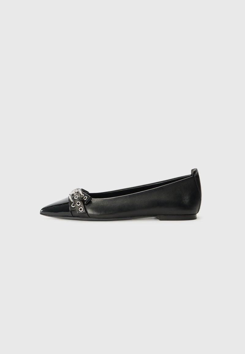Chaussure plate en cuir noir à bout pointu, ornée d'une accent décoratif en métal à l'avant et d'une semelle plate.