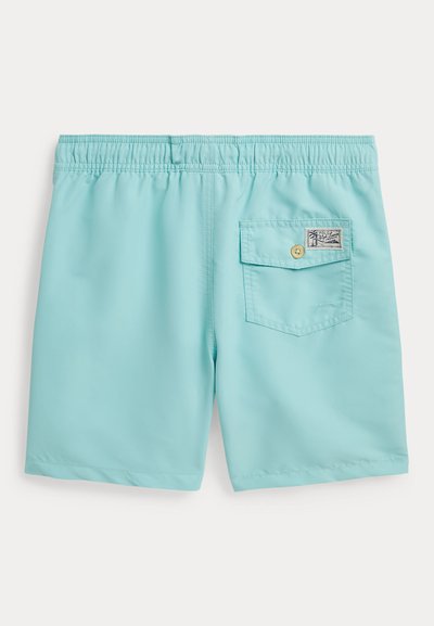 Ανοιχτό μπλε μαγιό με ελαστική μέση και πίσω τσέπη με καπάκι κουμπιού και φιλοτεχνημένη ετικέτα σε λευκό φόντο.