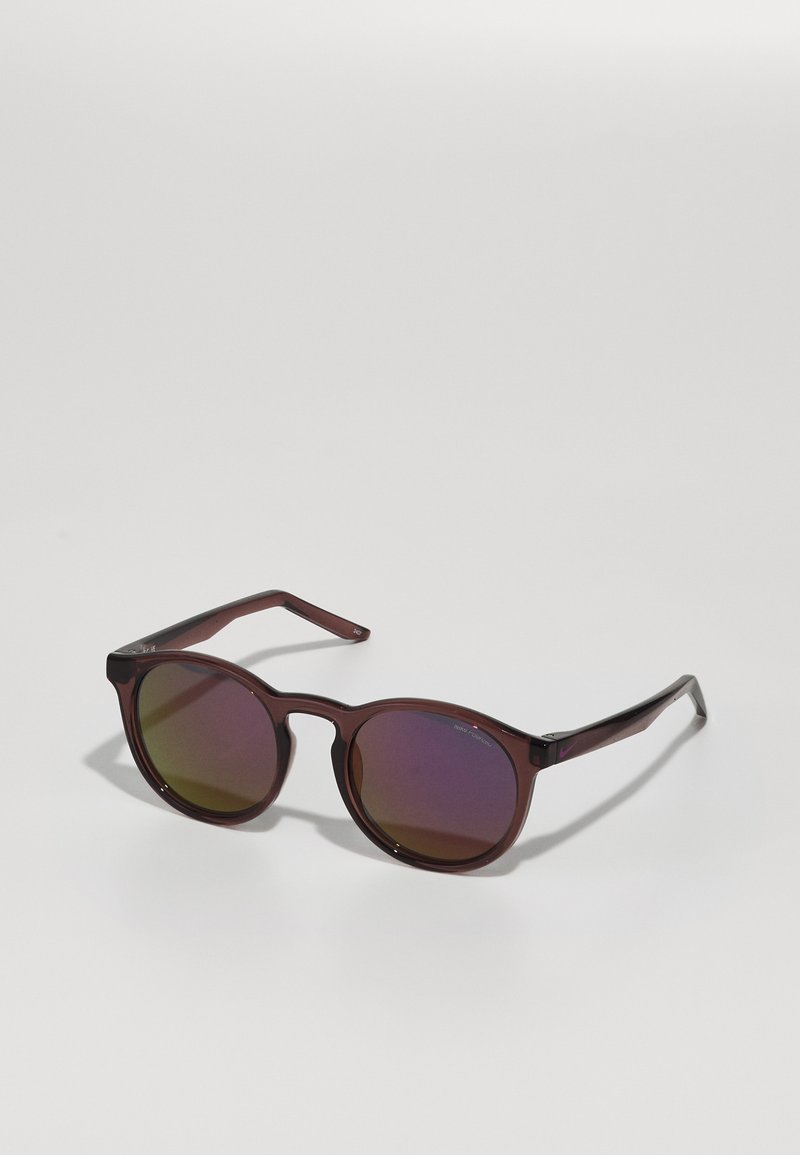 Óculos de sol redondos com armações de plástico em burdeos escuras, lentes graduadas que transicionam de roxo escuro para roxo claro, e hastes pretas elegantes.