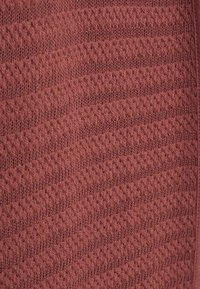 Strikket sweater i rustfarvet med tekstureret mønster, der har diagonale striber og et blødt, let materiale.
