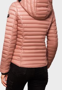 Jasnoróżowa kurtka puchowa z kapturem, z pikowanym wzorem, elastycznymi mankietami i dopasowaną sylwetką. Gładki, błyszczący materiał. Czarne akcenty.