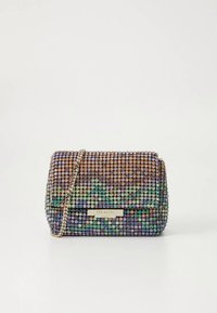 Pochette ornée de strass avec une forme rectangulaire, dotée d'une bandoulière chaîne et d'une surface scintillante multicolore. Détail logo métallisé.