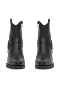 Czarne skórzane botki do kostki z wydłużonymi noskami, zamek błyskawiczny oraz dekoracyjne paski z metalowymi akcentami. Gładka tekstura i prosty design.