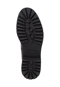 Suela de bota de goma negra con un patrón de relieve texturizado que presenta surcos profundos y formas de cruz elevadas para una mejor tracción y estabilidad.