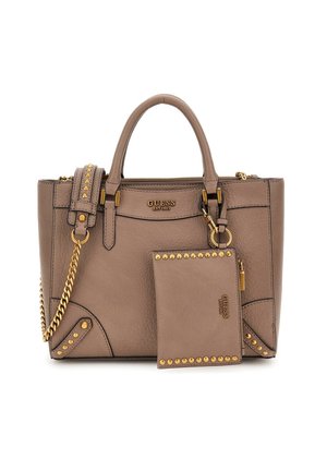 Sac à main Guess marron avec des clous dorés, bandoulière en chaîne, poignées supérieures et pochette cloutée assortie fixée à l'avant.