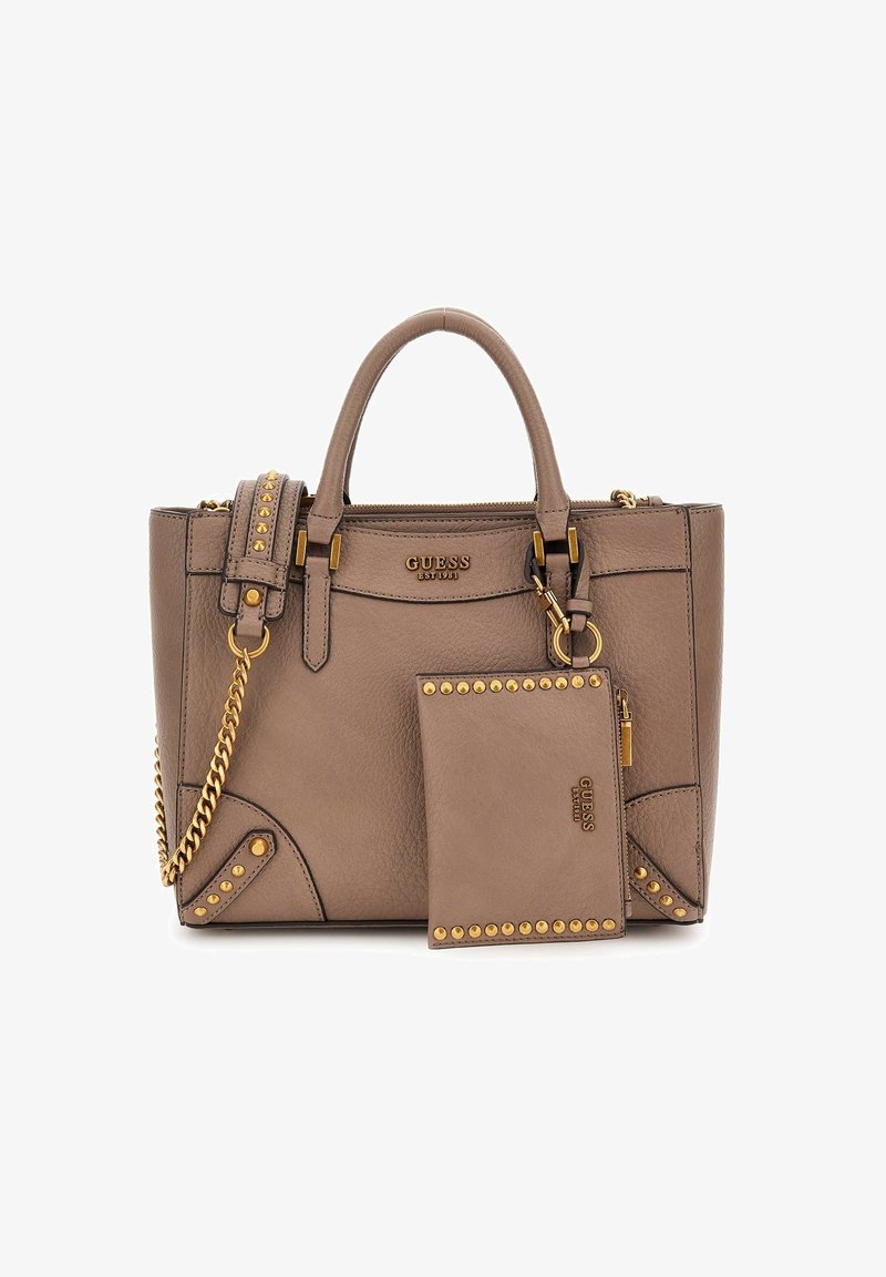 Sac à main Guess marron avec des clous dorés, bandoulière en chaîne, poignées supérieures et pochette cloutée assortie fixée à l'avant.