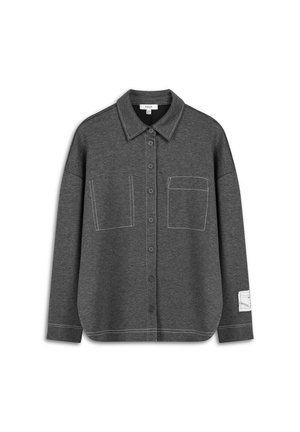 Graues Button-Down-Hemd aus weichem Stoff, mit zwei Fronttaschen, kontrastierenden weißen Nähten und einem Etikett am linken Ärmel.