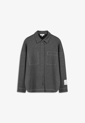 Graues Button-Down-Hemd aus weichem Stoff, mit zwei Fronttaschen, kontrastierenden weißen Nähten und einem Etikett am linken Ärmel.