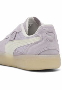 Vaaleanlila lenkkari, jossa on mokkaa ja verkkomateriaaleja, valkoiset yksityiskohdat, pyöreä kärki, pehmustettu nilkkakaulus ja kirkas kumipohja.