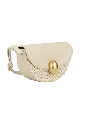 Sac bandoulière crème avec texture tissée sur le devant, rabat arrondi, bandoulière réglable et grande fermeture ovale dorée.