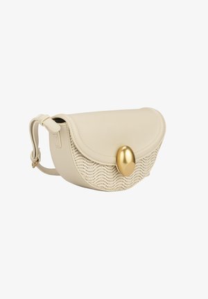 Bolso bandolera crema con textura tejida en el frente, solapa curva, correa ajustable y gran cierre ovalado dorado.