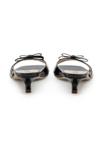 Scarpe basse in pelle verniciata nera con punta rotonda e piccolo fiocco decorativo, dotate di un pannello laterale trasparente e di una soletta beige morbida.