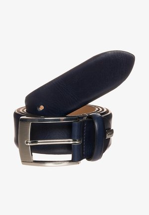 Marineblauwe leren riem opgerold met zilverkleurige rechthoekige gesp en een enkel gat aan het taps toelopende uiteinde.