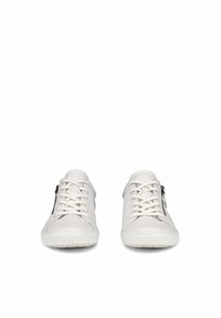 Sneaker bianchi in pelle con una texture liscia, caratterizzati da una punta rotonda, chiusura con lacci e dettaglio con zip sul lato per una facile vestibilità.