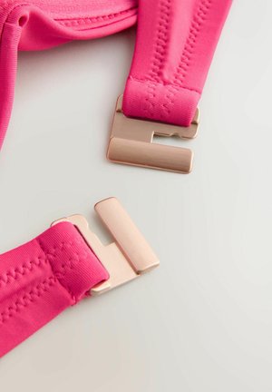 Rosa verstellbare Riemen mit roségoldenen Beschlägen liegen flach auf einem neutralen Hintergrund und zeichnen sich durch eine glatte Textur sowie dezente Nähte aus.