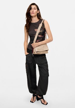 Desigual, MEDIUM FAUX LEATHER BAG - Schoudertas - beige