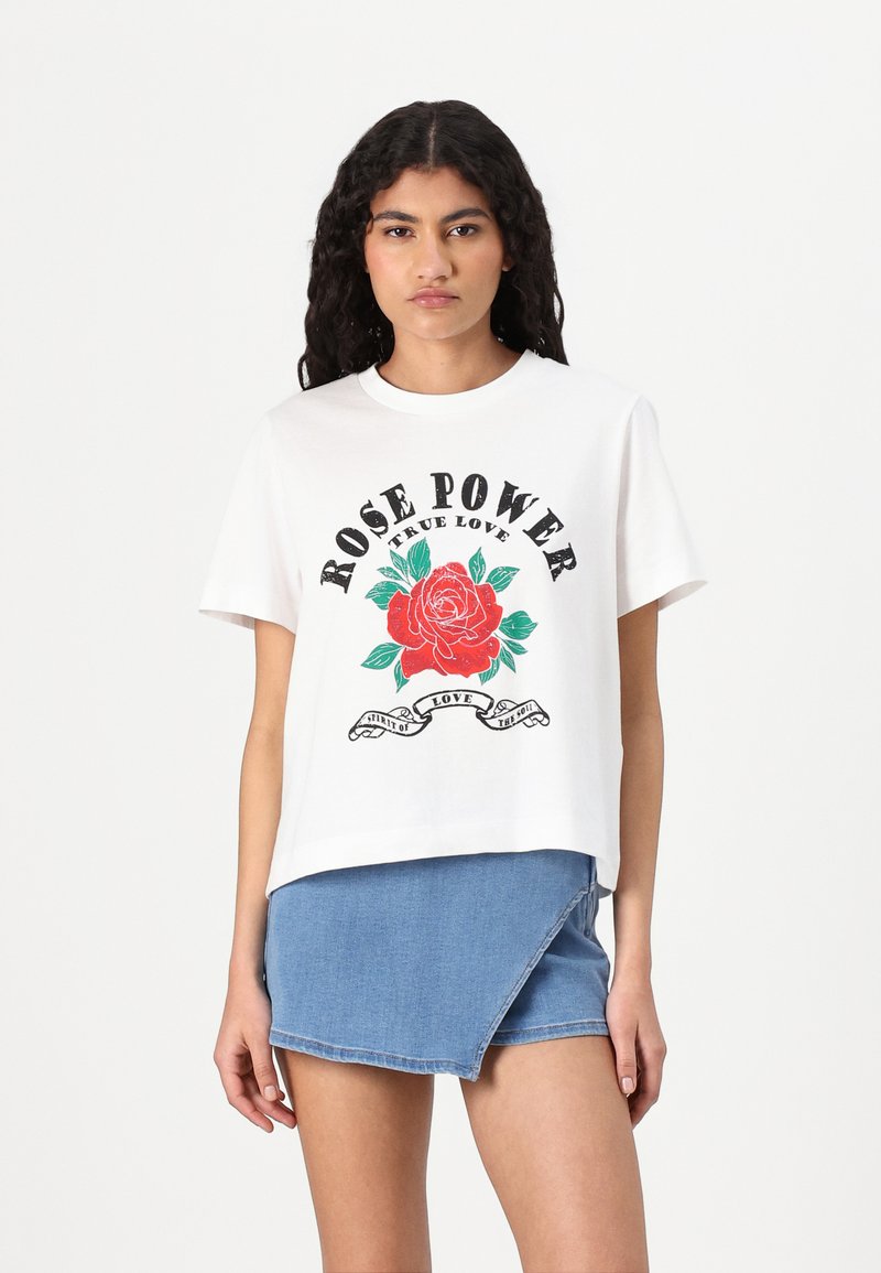 Fehér pamut póló kerek nyakkivágással, rövid ujjakkal, nagy vör�ös rózsa grafikával és "ROSE POWER TRUE LOVE" felirattal.