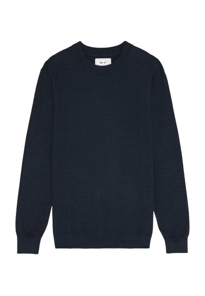 Granatowy sweter dzianinowy o rypsowym wzorze, z okrągłym dekoltem i długimi rękawami. Dolny brzeg i mankiety są wykończone ryżem, z delikatnym detalem wzorniczym.