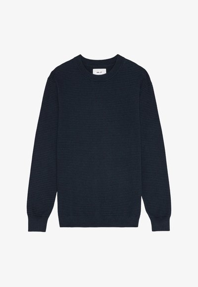 Granatowy sweter dzianinowy o rypsowym wzorze, z okrągłym dekoltem i długimi rękawami. Dolny brzeg i mankiety są wykończone ryżem, z delikatnym detalem wzorniczym.