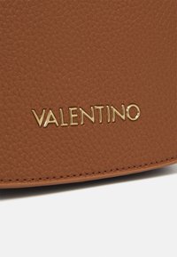 Valentino Bags SUPERMAN - Mala a tiracolo - cognac