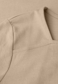 Top in cotone beige con scollatura a barca, maniche corte e una sottile texture a coste con dettagli di cucitura puliti.