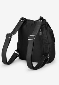 Mochila negra hecha de nailon con correas de cuero y herrajes plateados. Cuenta con correas ajustables y un bolsillo con cremallera lateral. Acabado texturizado.