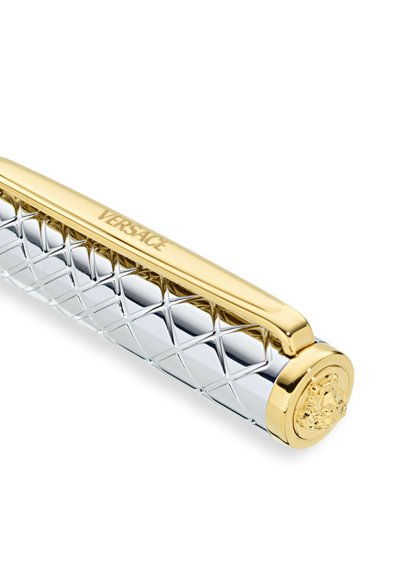 Luxe zilveren en gouden pen met een doorgestikt patroon, een gouden clip met de gravure "VERSACE" en een decoratief gouden medusa-embleem aan het uiteinde.