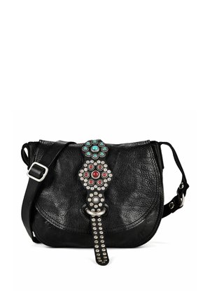 Sac bandoulière en cuir noir avec sangle réglable, décoré de clous rouges, turquoises et argentés sur la boucle du rabat avant.