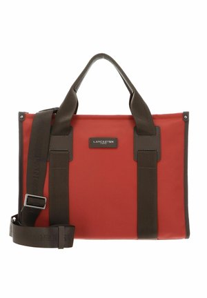 Sac fourre-tout synthétique rouge avec poignées marron foncé et bandoulière amovible. Présente une forme rectangulaire et une étiquette de marque à l'avant.