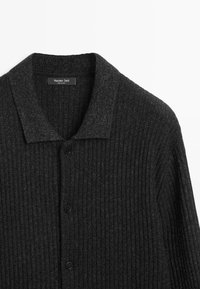 Dunkelgrauer, gerippter Cardigan mit Hemdkragen, Knöpfen vorne und einem strukturierten Strickmuster. Auf dem Etikett steht "Massimo Dutti."