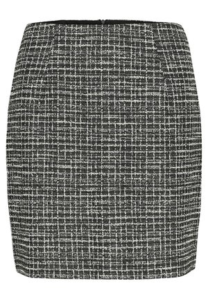 Falda de tweed en blanco y negro, ligeramente texturizada, con un diseño ajustado, de corte recto y cierre con cremallera en la parte trasera. El patrón presenta líneas horizontales y verticales.