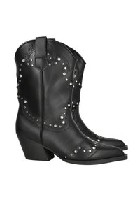 Botas de vaquero de cuero negro con tachuelas plateadas, punta afilada y tacón cuadrado. Presentan costuras decorativas y lengüetas laterales.