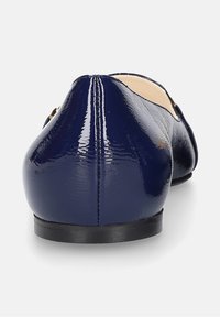 Marine lakleren ballerina's met ronde neus, lage zwarte rubberen hak en gouden hardware accenten. Gladde textuur met een lichte glans.