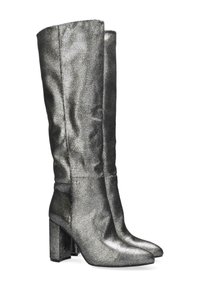 Bottes métalliques argentées jusqu'au genou avec une forme structurée, des pointes aiguës et des talons blocs, présentant une surface texturée.